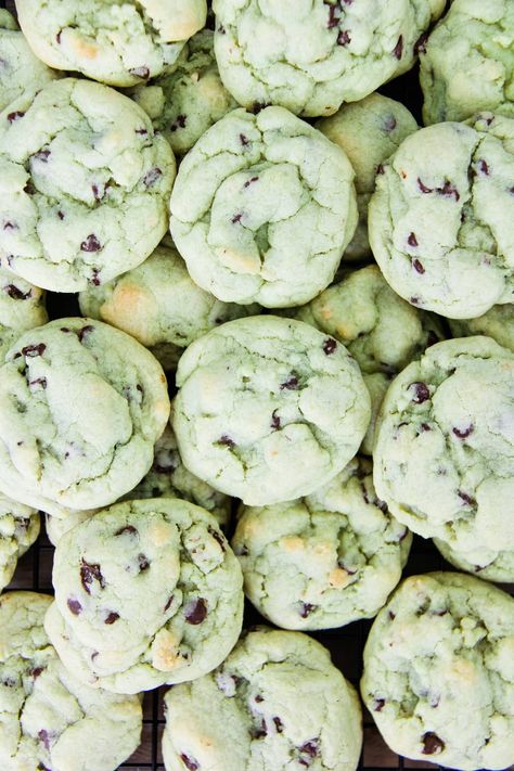 These Pistachio Pudding Cookies with Chocolate Chips are soft and so chewy! The addition of pudding mix makes these a simple and super delicious cookie! Starbucks Oat Bars, Pistachio Pudding Cookies, Jelly Bread, Pudding Cookies Recipes, Cookies With Chocolate Chips, Chocolate Chip Pudding, Milk Chocolate Chip Cookies, Chocolate Chip Pudding Cookies, Green Desserts