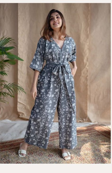 College Dress Outfit, Printed Cord Set, Simple Long Dress, Sets Outfit, Street Style Fall Outfits, Cord Set, Floral Print Jumpsuit, Trendy Dress Outfits, Simple Pakistani Dresses