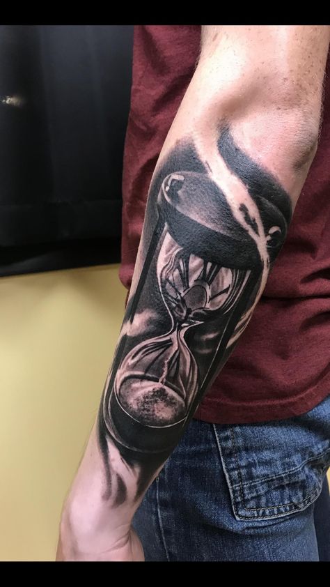 Hourglass Realistic Tattoo, Hourglass Forearm Tattoo, Memento Mori Hourglass Tattoo, Hourglass Tattoo Men, Tato Jam, Time Tattoo Ideas, Hour Glass Tattoo Design, Hourglass Tattoos, Time Piece Tattoo