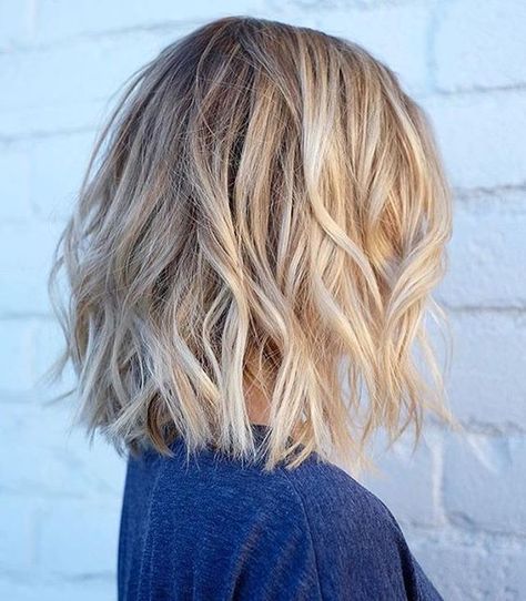 Blonde balayage and texture. Dunner Wordend Haar, Balayage Bob, Balayage Blonde, Lob Haircut, Super Hair, Shoulder Length Hair Cuts, Diet Vegetarian, Penteado Cabelo Curto, Short Hairstyle