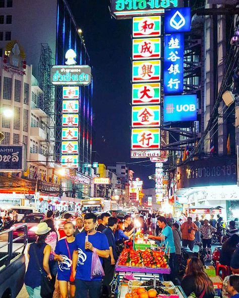 One thing I really miss about Taiwan is how easy it is to find great, cheap food in their night food markets. And there are TONS of food markets in ... Read More The post 25 Things to eat at Bangkok’s Chinatown night food street from 6pm to 1am appeared first on TripCanvas Thailand. China Town Bangkok Night, China Town Bangkok, Thai Learning, Street Food Thailand, Best Omelette, Thailand Shopping, Travelling Thailand, Thailand Tourist, Cheap Food