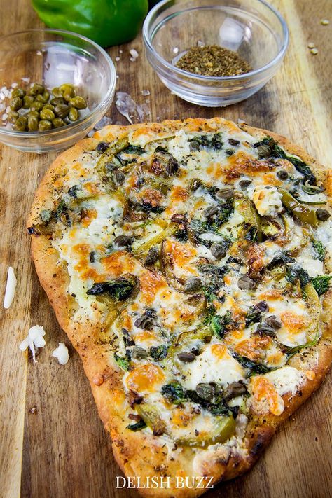 Pizza Made With Naan Bread, Garlic Naan Pizza Recipes, Naan Bread Tacos, Naan Bread Pizza Oven, Naan Bread Pizzas, Nann Bread Pizza Recipes, Flat Bread Topping Ideas, Nan Pizza Recipes, Nana Bread Pizza Recipes