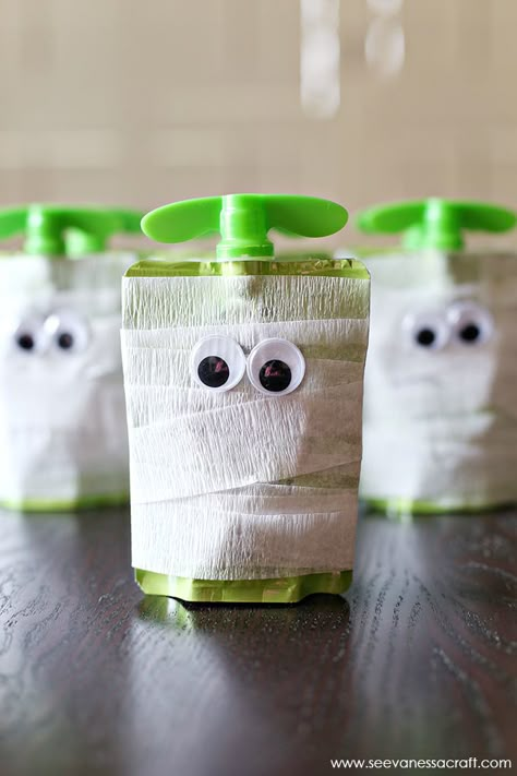 Halloween: Mummy Apple Sauce Snack Idea Daycare Gifts, Halloween School Treats, Uhyggelig Halloween, Dekorasi Halloween, Halloween Class Party, Class Gifts, School Halloween Party, Halloween Fest, Halloween Classroom