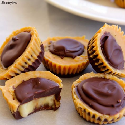 Peanut Butter Banana Cups require only 5 ingredients - a no bake recipe you will love! #peanutbuttercups #peanutbutterbanana Weight Watcher Desserts, 100 Calorie, Low Carb Dessert, Peanut Butter Banana, Banana Split, Healthy Sweets, Healthy Treats, Healthy Dessert, Clean Eating Snacks