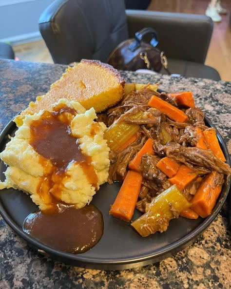 Mashed Potatoes Meal Ideas, Mash Potato Dinner Ideas, Pot Roast Mashed Potatoes, Mashed Potatoes Dinner Meals, Roast Mashed Potatoes, Dinner With Mashed Potatoes, Mashed Potatoes With Gravy, Healthy High Protein Meals, Soul Food Dinner