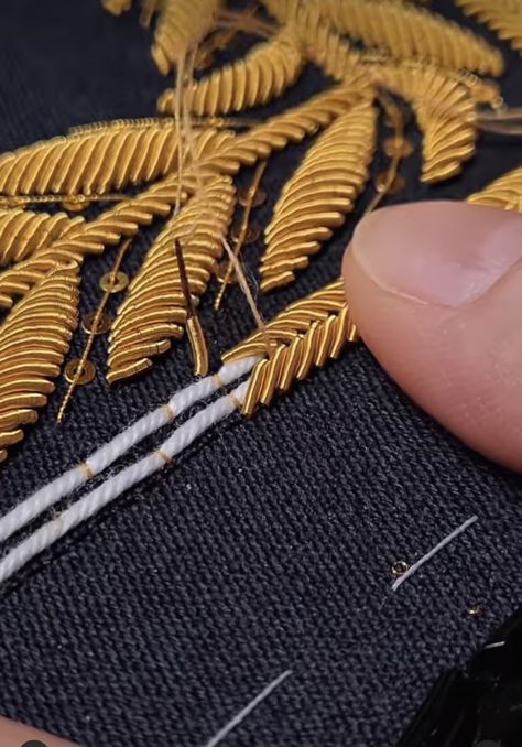 Gold Work Embroidery, Tambour Embroidery, Bead Embroidery Tutorial, Couture Embroidery, Handmade Embroidery Designs, Bead Embroidery Patterns, Patterns Fashion, Embroidery Stitches Tutorial, Hand Work Embroidery