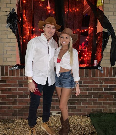 Cowgirl Outfits Party Hombre, Cowboy Dressup Ideas Women, Western Couples Costumes For Halloween, Cowgirl Couple Costume, Cowboy Costume Couple, Cowboy And Cowgirl Costume, Couple Cowboy And Cowgirl Costumes, Cowboy Party Outfit Women, Couples Cowboy Halloween Costume