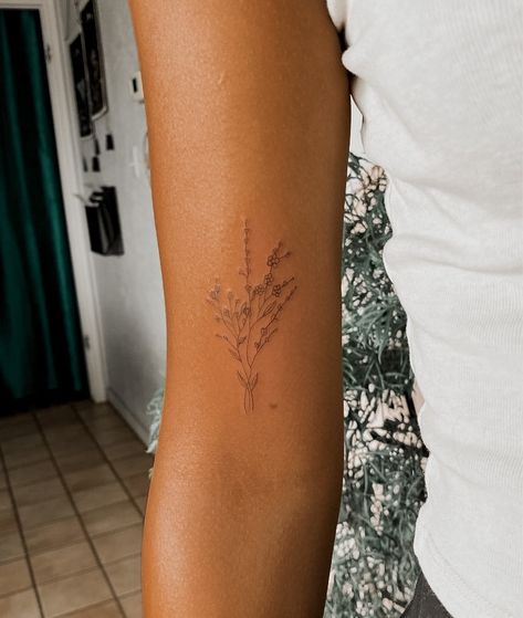 Simple Women Arm Tattoos, Boho Dainty Tattoo, Simplistic Tattoos For Women Arm, Simple But Beautiful Tattoos, Earthy Small Tattoo, Elegant Tattoos Arm, Flower Tattoo Spots, Pretty Delicate Tattoos, Recover Tattoo Ideas