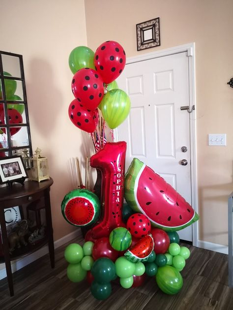 Watermelon Balloon Decor, One In A Melon Balloons, Fruit Bday Party Ideas, Watermelon Balloon Garland, Watermelon Party Ideas Decoration, Watermelon Birthday Party Theme, Watermelon Party Decorations, Watermelon Birthday Party, Melon Birthday