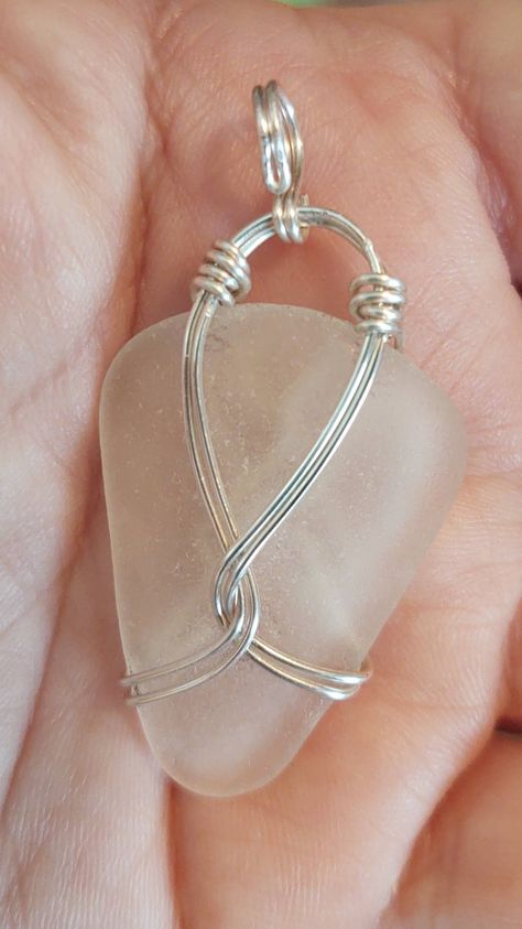 Sea Stone Jewelry, Beachglass Jewelry Wire Wrapping, Beach Glass Wire Wrapping, Rock Pendants Diy, Wrapping Rocks With Wire, Sea Glass Wire Wrapping, Rock Wire Wrapping, Diy Rock Jewelry, Seaglass Jewelry Diy