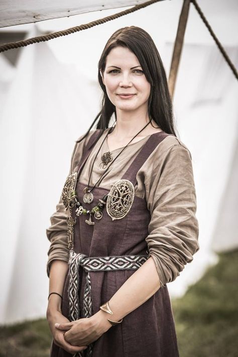 Festival of Slavs and Vikings, Wolin, Poland 2014 Easy Viking Costume Woman, Viking Woman Outfit, Costume Viking, Viking Shirt, Viking Garb, Viking Women, Viking Reenactment, Viking Dress, Viking Costume