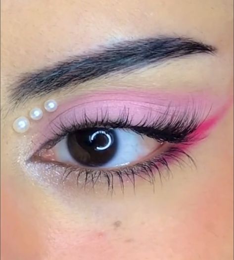 Barbie Eyeliner Ideas, Barbie Inspired Makeup Look, Cute Pink Eyeshadow Looks, Simple Pink Makeup Looks, Pink Eyeliner Looks, Pink Eyeliner Makeup, Barbie Inspired Makeup, Hot Pink Makeup, Sparkly Makeup