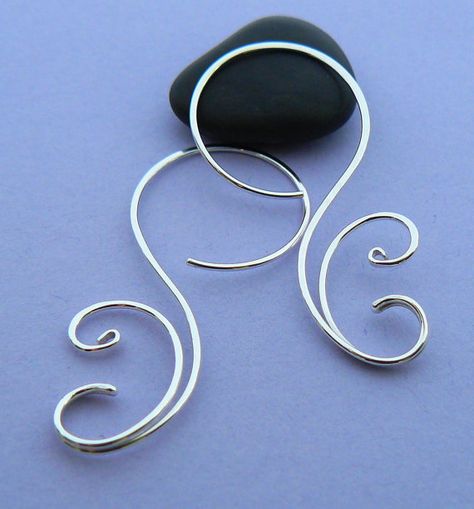 Amazing feminine hoop earrings, super light weight and comfortable to wear. Each pair is individually shaped from 925 silver and hammered for strength and give depth and detail. By atelierblaauw, $28.94 Diy Wire Jewelry, Wire Work Jewelry, Earrings Inspiration, Work Jewelry, Jewelry Making Tutorials, Wire Earrings, Jewelry Projects, Jewelry Tutorials, Diy Earrings