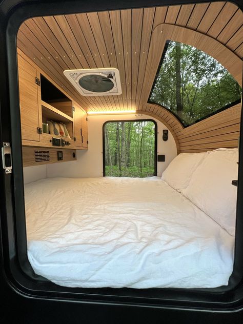 Premium Off-road Teardrop Camper Trailer – Cedar Ridge Campers – Cabin – Stargazer Window Teardrop Trailer Camping, Teardrop Camper Interior, Off Road Teardrop, Small Camper Trailers, Teardrop Caravan, Teardrop Camper Trailer, Diy Camper Trailer, Trailer Diy, Tiny Trailers