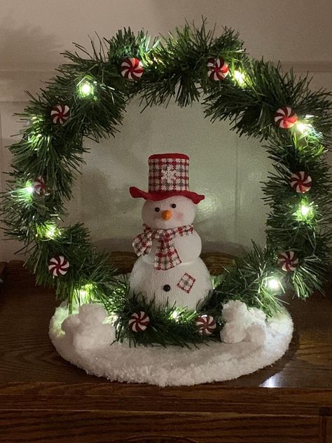 Christmas Hoop Centerpieces Diy, Hula Hoop Snowman, Hoop Christmas Centerpiece, Christmas Hoop Wreath Diy, Christmas Hoop Decoration, Christmas Hula Hoop Decoration, Snowmen Centerpieces, Hula Hoop Decoration, Hula Hoop Wreath