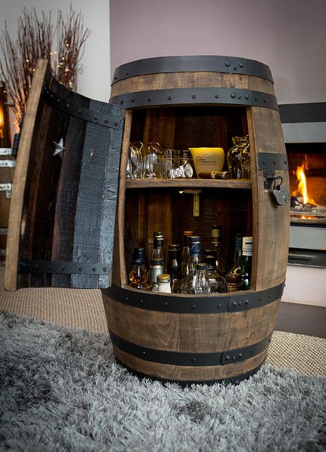 old whiskey borbon cask bar Whisky Bar Ideas, Barrel Upcycle, Wine Cabinet Ideas, Alcove Bar, Home Drinks Bar, Tonneau Bar, Whisky Cabinet, Rustic Wine Cabinet, Whiskey Cabinet