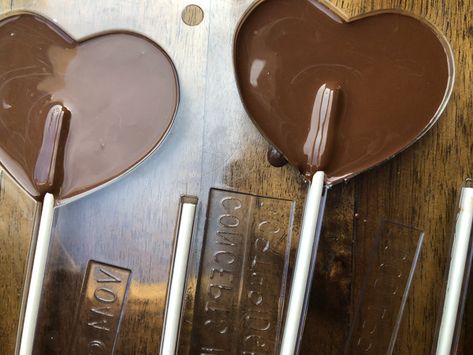 Chocolate Suckers, How To Make Chocolate Lollipops, Chocolate Lollipops Ideas, Chocolate Lollipop, Chocolate Suckers Lollipops, Original Gourmet Lollipops, Resin Lollipop, Candy Lady, Nestle Chocolate