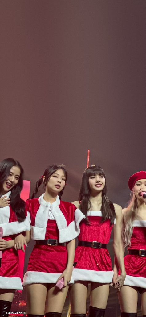 #BLACKPINK #JENNIE #JISOO #LISA #ROSÈ Blackpink Christmas Wallpaper, Blackpink Christmas, Ot4 Blackpink, Blackpink Black, Blackpink Wallpapers, Santa Dress, Black Pink Background, Pink Tour, Blackpink Wallpaper