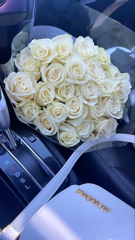 Money Flowers, Girl Lifestyle, Rich Girl Lifestyle, Beautiful Bouquet Of Flowers, White Bouquet, Rich Girl, Beautiful Bouquet, Coconut Flakes, Pretty Flowers