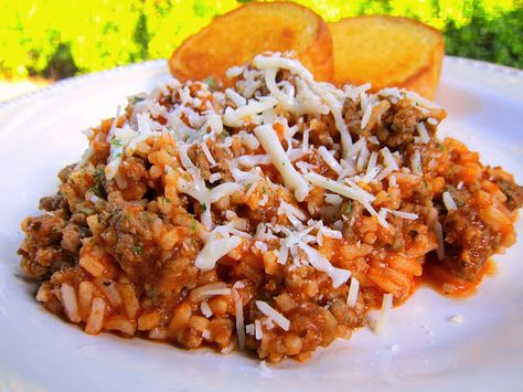 Spaghetti Rice Recipe - homemade meat sauce tossed with rice instead of pasta. Italian sausage or hamburger, tomato sauce, garlic, onions, Italian spices and rice. Ready in about 15 minutes and naturally gluten free! We LOVED this!! Italian Skillet, Pizza Rice, Dinner Pizza, Homemade Meat Sauce, Skillet Dinner Recipes, Italian Spices, Plain Chicken, Spaghetti Sauce, Rice Dishes