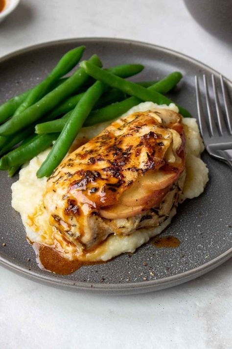 Filled with sweet apple and creamy cheese, and covered in marinade, these apple and brie stuffed chicken breasts are a healthy dinner. Brie Stuffed Chicken, Apple And Brie, Apple Brie, Food Comfort, Goat Cheese Stuffed Chicken, Candle Upcycle, Stuffed Chicken Breasts, Apple Chicken, Healthy Weeknight Meals