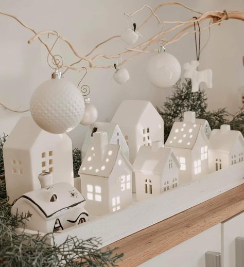 White Village Christmas Houses, White Christmas Village Houses, Ceramic House Decor Christmas, Christmas Village White, White Ceramic Christmas Village, White Ceramic House Christmas Village, White House Christmas, Elegant Christmas Tree Decorations, Tree Decoration Ideas