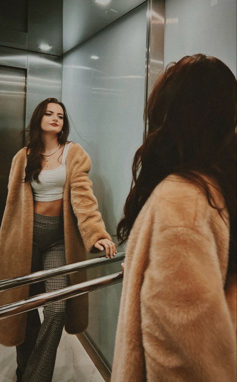 Elevator photo idea, lift, mirror Lift Poses Ideas, Lift Selfie Ideas, Lift Photoshoot Photo Ideas, Elevator Photoshoot Photo Ideas, Lift Photoshoot, Elevator Poses, Elevator Photoshoot, Elevator Mirror, Rooftop Shoot