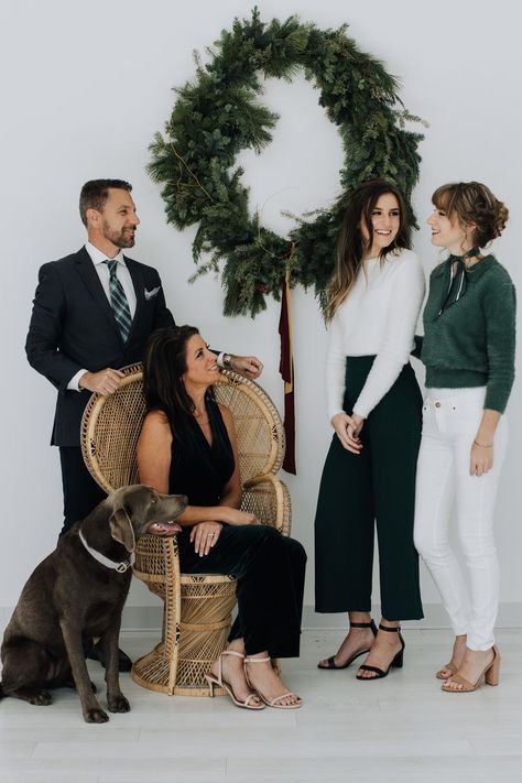 Christmas Photos Black Outfits, Modern Christmas Family Photoshoot, Classy Family Christmas Pictures, Modern Christmas Photos, Studio Family Christmas Photos, Christmas Family Photo Outfits Indoor, Christmas Photoshoot Outfit Ideas, Christmas Photoshoot Family Outfit, Elegant Christmas Photoshoot Family