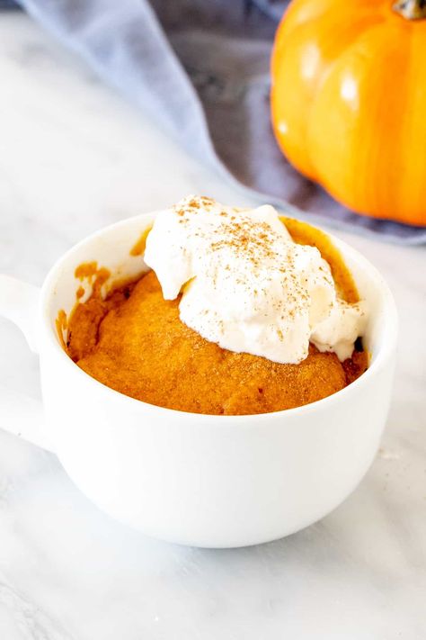 Pumpkin Mug Cake Pumpkin Bunt Cake, Pumpkin Strudel, Mug Cake Vegan, Desserts In A Mug, Confetti Squares, Butter Pecan Fudge, Pumpkin Mug Cake, Mug Dessert Recipes, Marshmallow Squares