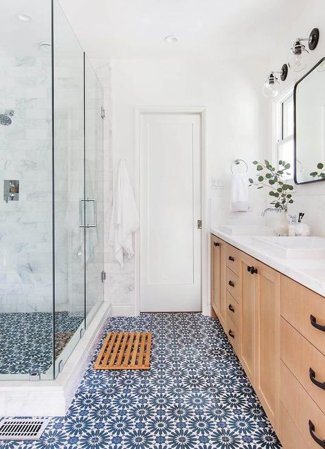 Blue Mosaic Tile Bathroom, Trending Bathroom Colors, Mosaic Tile Bathroom Floor, Ensuite Bathroom Designs, Modern Powder Rooms, Beach Style Bathroom, Patterned Bathroom Tiles, Mosaic Bathroom Tile, Blue Mosaic Tile