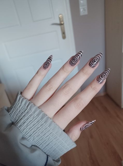 Short Acrylic Nails Grunge, Halloween Nails Inspo Aesthetic, Square Halloween Nails Short, Summer Alt Nails, Nail Inspo Gothic, Nail Ideas Edgy, Easy Goth Nails, Nail Ideas Gothic, Uzumaki Nails