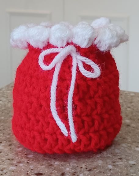 Christmas Bags Crochet, Crochet Gift Sack, Crochet Candy Holder Free Pattern, Crochet Santa Sack, Crochet Christmas Candy Bowl, Crochet Santa Sack Free Pattern, Christmas Crochet Bag Pattern Free, Crochet Christmas Treat Bags, Crocheted Christmas Toys