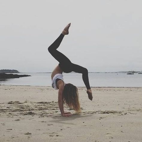 La gim  représente beaucoup pour moi😘😙💙 Dancing Poses, Gymnastics Pictures, Yoga Positions, Beach Yoga, Easy Yoga Workouts, Workout Pictures, Yoga Lifestyle, Handstand, Yoga Inspiration