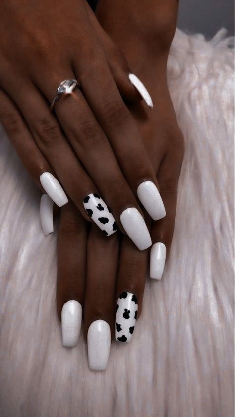 Cowgirl Nails Westerns Acrylic, Morgan Wallen Nails Ideas, Short Acrylic Nails Country, Cute Nashville Nails, Nails For Morgan Wallen Concert, Lainey Wilson Nail Ideas, White Country Nails, Last Rodeo Nails, Nashville Nails Ideas Summer