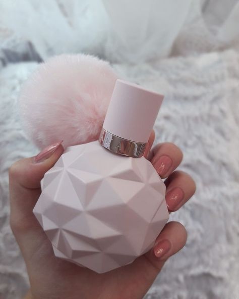 Sweet Like Candy Perfume Aesthetic, Sweet Like Candy Perfume, Victoria Secret Perfume Body Spray, Perfume Wishlist, Aphrodite Cabin, Candy Perfume, Her Perfume, Smell Nice, Ariana Grande Perfume