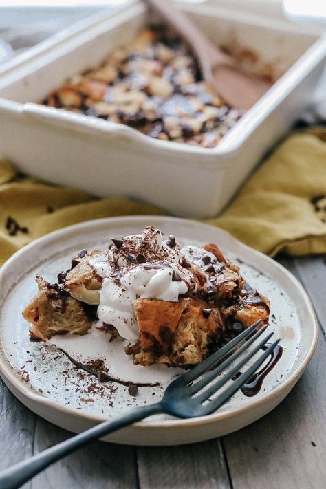 Chocolate French Toast Casserole, Crockpot Chocolate, Thing To Bake, Sweet Breakfast Casserole, Super Cheap Meals, Crockpot French Toast, Chocolate French Toast, Apple French Toast, Eggnog French Toast