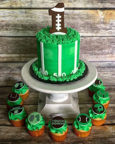 Football Smash Cake, Football Cakes For Boys, Football Party Cake, Smash Cake And Cupcakes, Nfl Cake, Football Themed Cakes, Football Theme Birthday, Football First Birthday, Football Cake Toppers