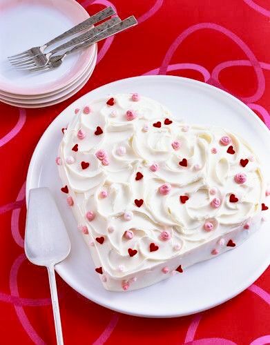 Heart Cake Recipes, Blackberry Cake, Heart Shaped Cake, Valentines Baking, Heart Cakes, Valentine Desserts, Shaped Cake, Heart Shaped Cakes, Valentines Day Cakes