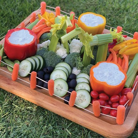 Horse-Themed Veggie Snack - Young Rider Magazine Farm Themed Veggie Tray, Farm Veggie Tray, Tractor Themed Food Ideas, Cowboy Themed Fruit Tray, Horse Themed Food Ideas, Horse Birthday Food Ideas, Rodeo Charcuterie Board, Texas Themed Party Food, Horse Themed Snacks