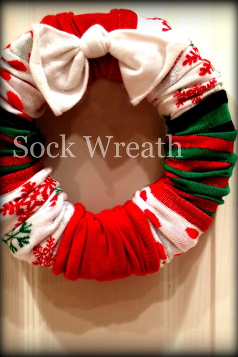 Make a Sock Wreath Sock Wreath, Couronne Diy, Dollar Store Christmas Decorations, Dollar Store Christmas, Christmas Sweater Party, Ugly Christmas Sweater Party, Navidad Diy, Ugly Sweater Party, Noel Christmas