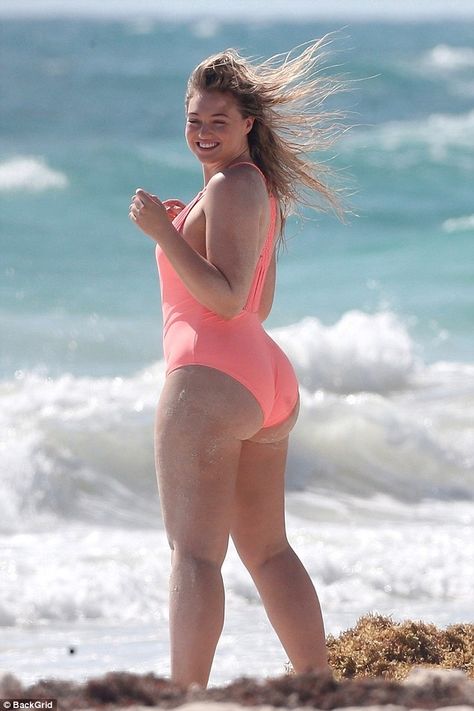 Wear coral to the beach like Iskra #dailymail   #iskralawrence #aerie #beachstyle #americaneagle   Click "Visit" to buy now Lounge Logo, Iskra Lawrence, Hot Women Dress, Seductive Clothes, Curvy Women Jeans, Pink Swimsuit, Plus Size Beauty, Beautiful Curves