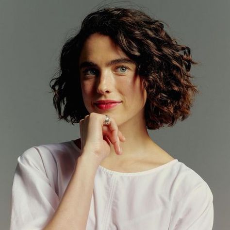 Julia Roberts Short Curly Hair, Fine Curly Short Hair, Margaret Qualley Curly Hair, Margaret Qualley Hair, Margaret Qualley Short Hair, Wavy Hair Short, Curly Hair Bob, Layered Wavy Bob, Curly Bob Haircuts