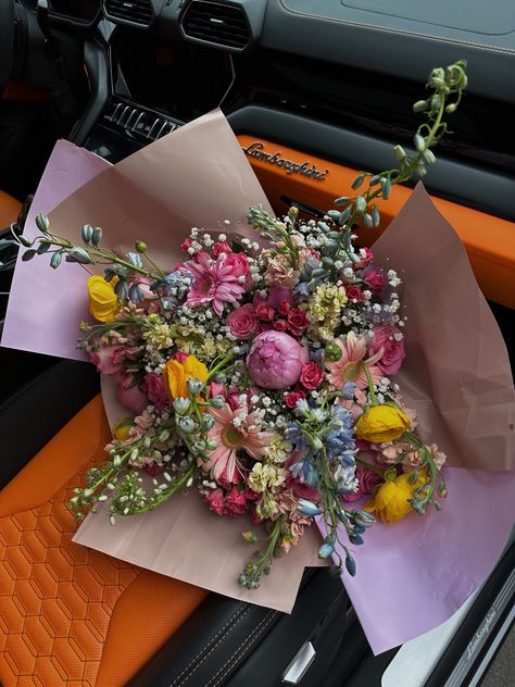 Big Flower Bouquet Aesthetic, Huge Flower Bouquet, Giant Bouquet Of Flowers, Giant Flower Bouquet, Huge Bouquet Of Flowers, Flower Bouquet Graduation, Giant Bouquet, Huge Bouquet, Bouquet Graduation