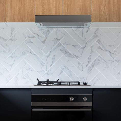 Recreate this gorgeous splashback in your home with our herringbone laid Nostalgia Carrara Gloss 🤩 A splashback tile can set the tone of your kitchen and dining design. Head to our website and search 'Splashback Tiles' for more tips and recommendations for your kitchen today! 📸: @integritynewhomessouthcoast #tiles #ichosebeaumonts #beaumonttiles #ihavethisthingwithtiles #kitchens #splashback Beaumont Tiles Kitchen Splashback, Herringbone Splashback, Herringbone Kitchen, High Gloss Kitchen, Kitchen Splash Back, Kitchen Splashback Tiles, Cement Design, Beaumont Tiles, Kitchen Design Styles