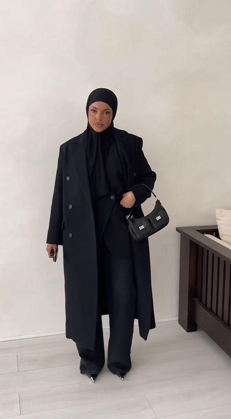 Hijabi Outfits Casual Modest Fashion, Modest Outfits Winter, Modest Winter Fashion, Winter Modest Outfits, Milan Outfits, Modern Hijab Fashion, Hijabi Fashion Casual, Professional Outfits Women, Mode Abaya