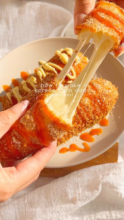 misojenkitchen on Instagram: korean corn dog hack~ i don’t like working with batters or yeast because it’s messy and time consuming so i came up with this! it tastes… Korean Corn, Korean Street Food Recipes, Tasty Recipes Videos, Quick Recipes Snacks, Yummy Comfort Food, God Mat, Corn Dogs, Delicious Snacks Recipes, Fair Food Recipes