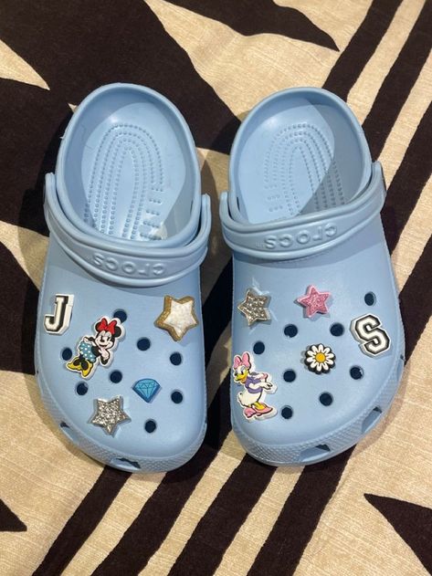 Cute Crocs Jibbitz Ideas, Blue Crocs With Jibbitz, Croc Charm Ideas, Croc Charms Aesthetic, Croc Aesthetic, Jibbitz Crocs Ideas, Croc Jibbitz Ideas, Crocs Cute, Jibbitz Ideas