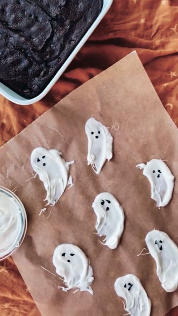 Halloween Brownies Recipes, Rice Crispy Ghosts, White Chocolate Ghosts, Halloween Ghost Brownies, Halloween Themed Brownies, Oreo Ghosts, Ghost Cakepops, Brownie Ghosts, Halloween Kalas