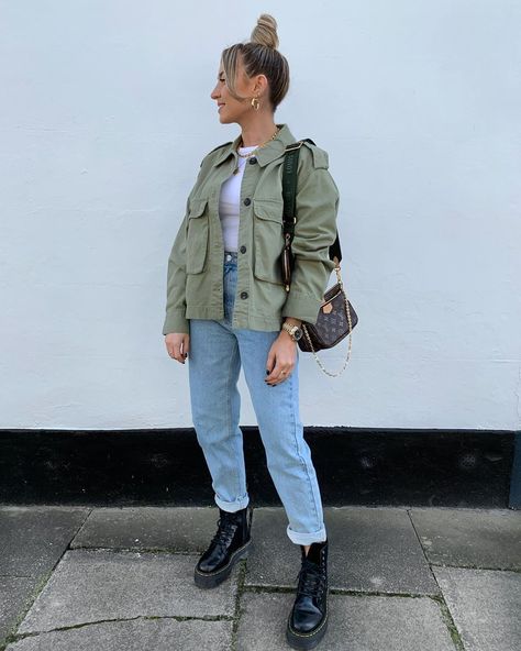 FREYA KILLIN. on Instagram: “This hour time change has got me feeling like it’s still midday. Jacket - @hm Jeans - @zara Boots - @drmartensofficial Bag -…” Green Jacket Outfit Fall, Green Boots Outfit, Olive Green Jacket Outfits, Freya Killin, Hm Jeans, Green Jacket Outfit, Fall Jackets Outfit, Green Jean Jacket, Time Change