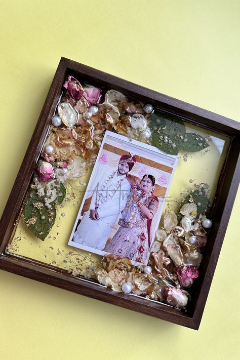 Resin Varmala Preservation Photo Frame, Varmala Resin Frame, Resin Wedding Frame, Varmala Resin Art, Varmala Preserve In Resin, Resin Photo Frame Ideas, Resin Art Photo Frame, Wedding Varmala, Varmala Preservation